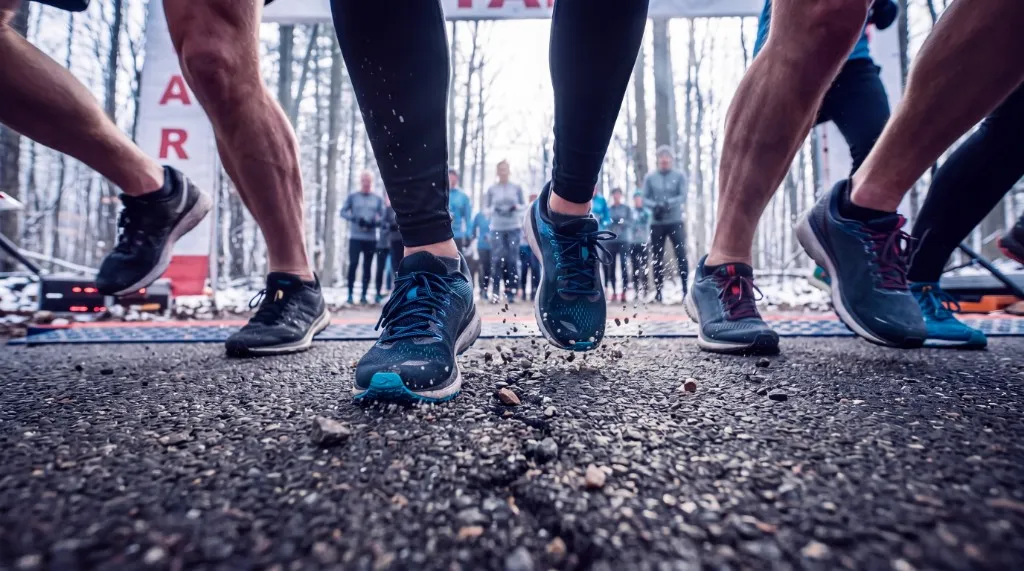 Läufer starten beim Münz Silvesterlauf